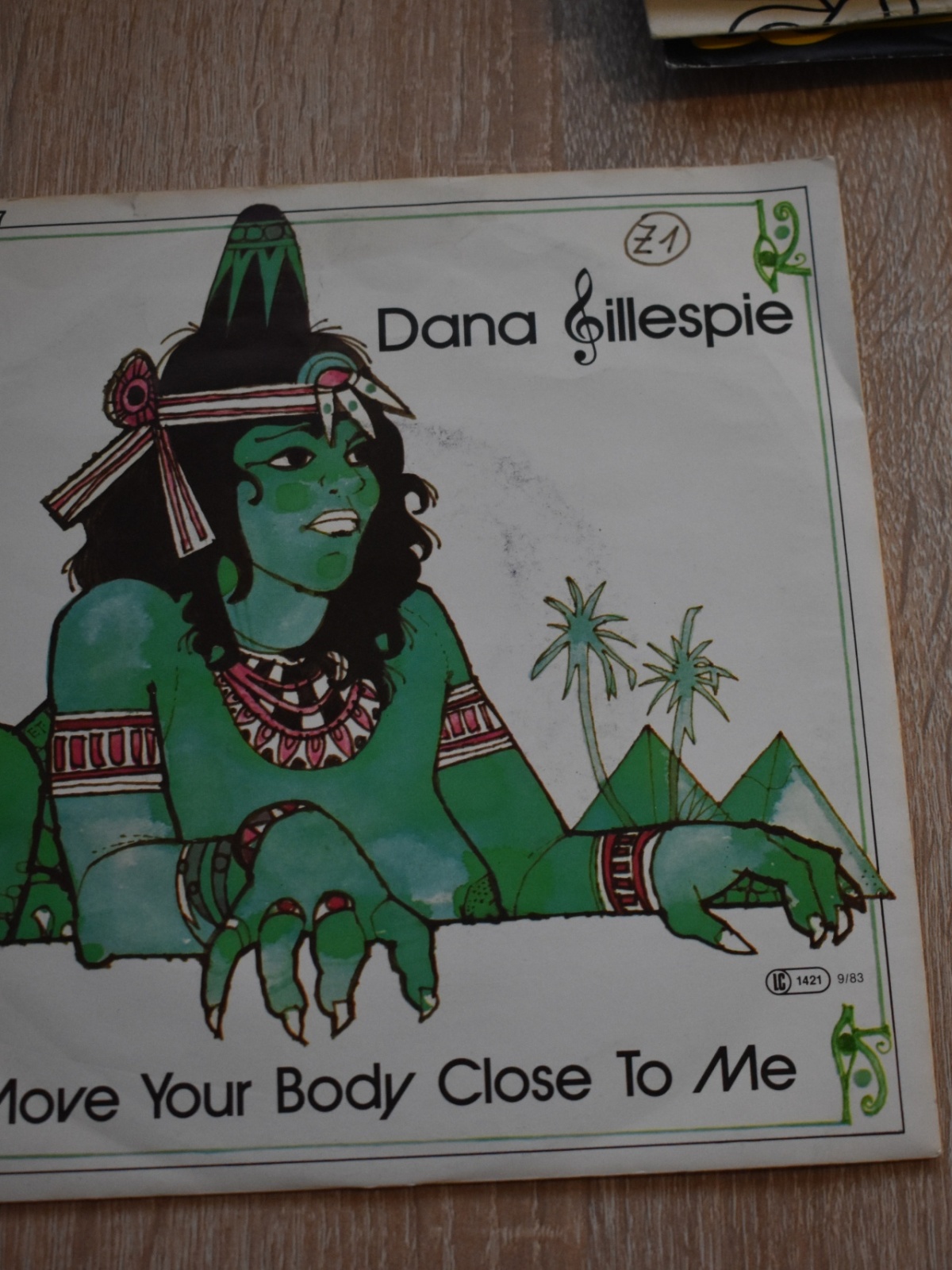 SINGLE / Dana Gillespie – Move Your Body Close To Me