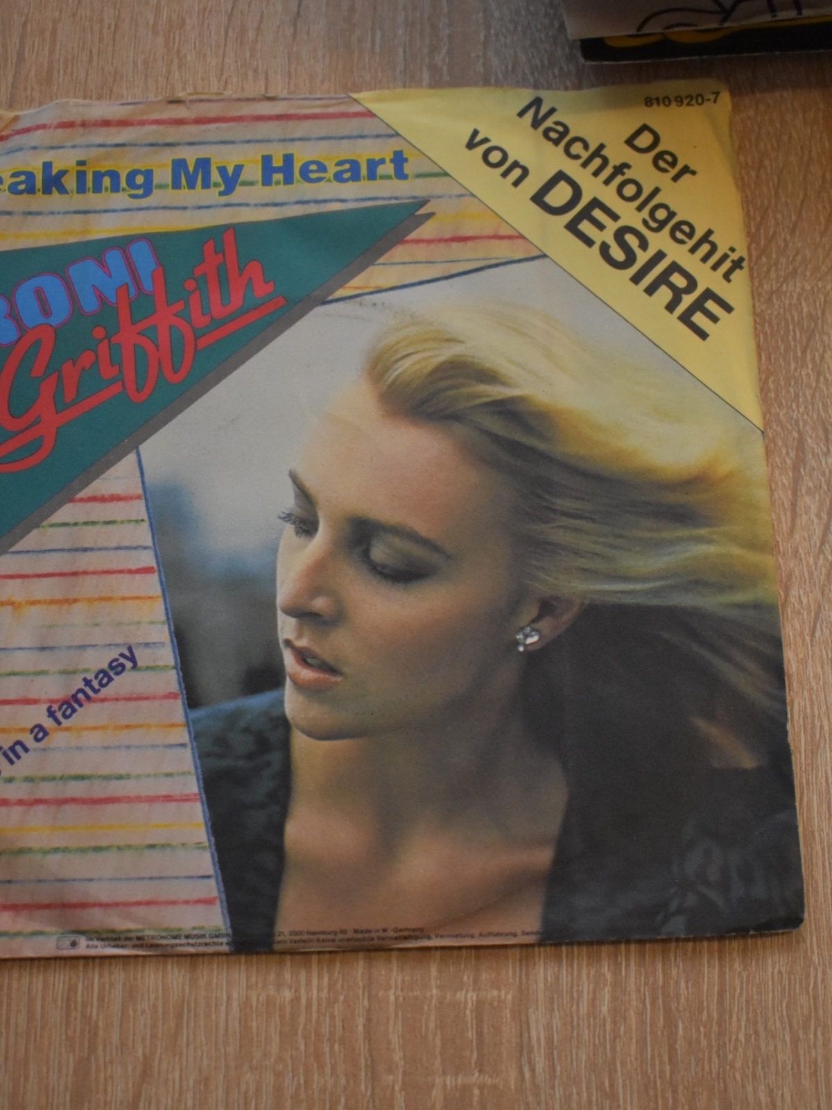 SINGLE / Roni Griffith – Breaking My Heart