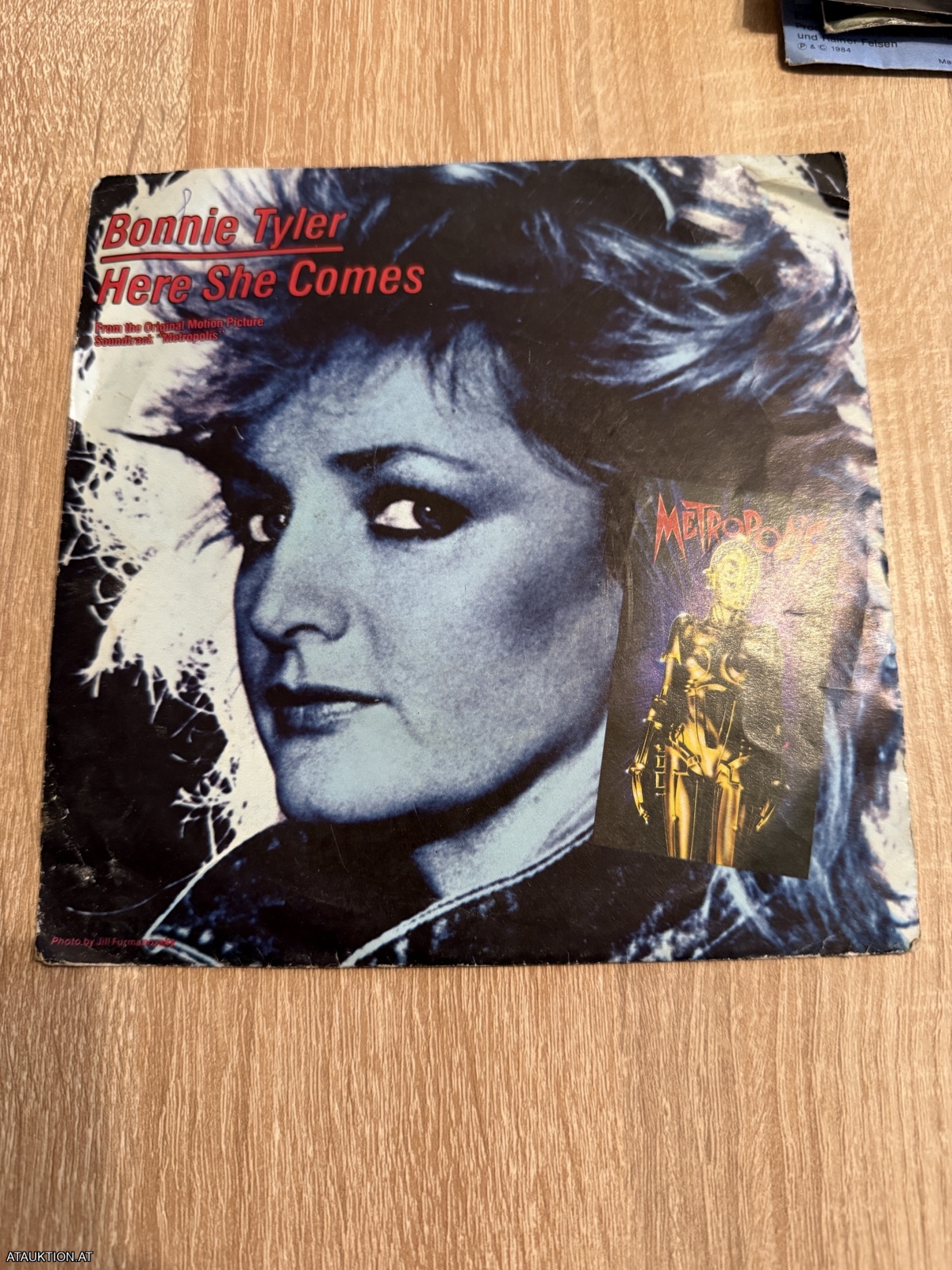 SINGLE / Bonnie Tyler – Here She Comes