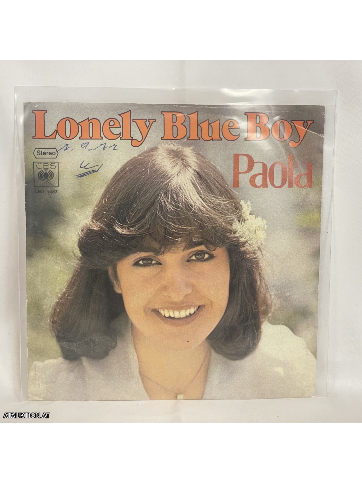 SINGLE / Paola – Lonely Blue Boy