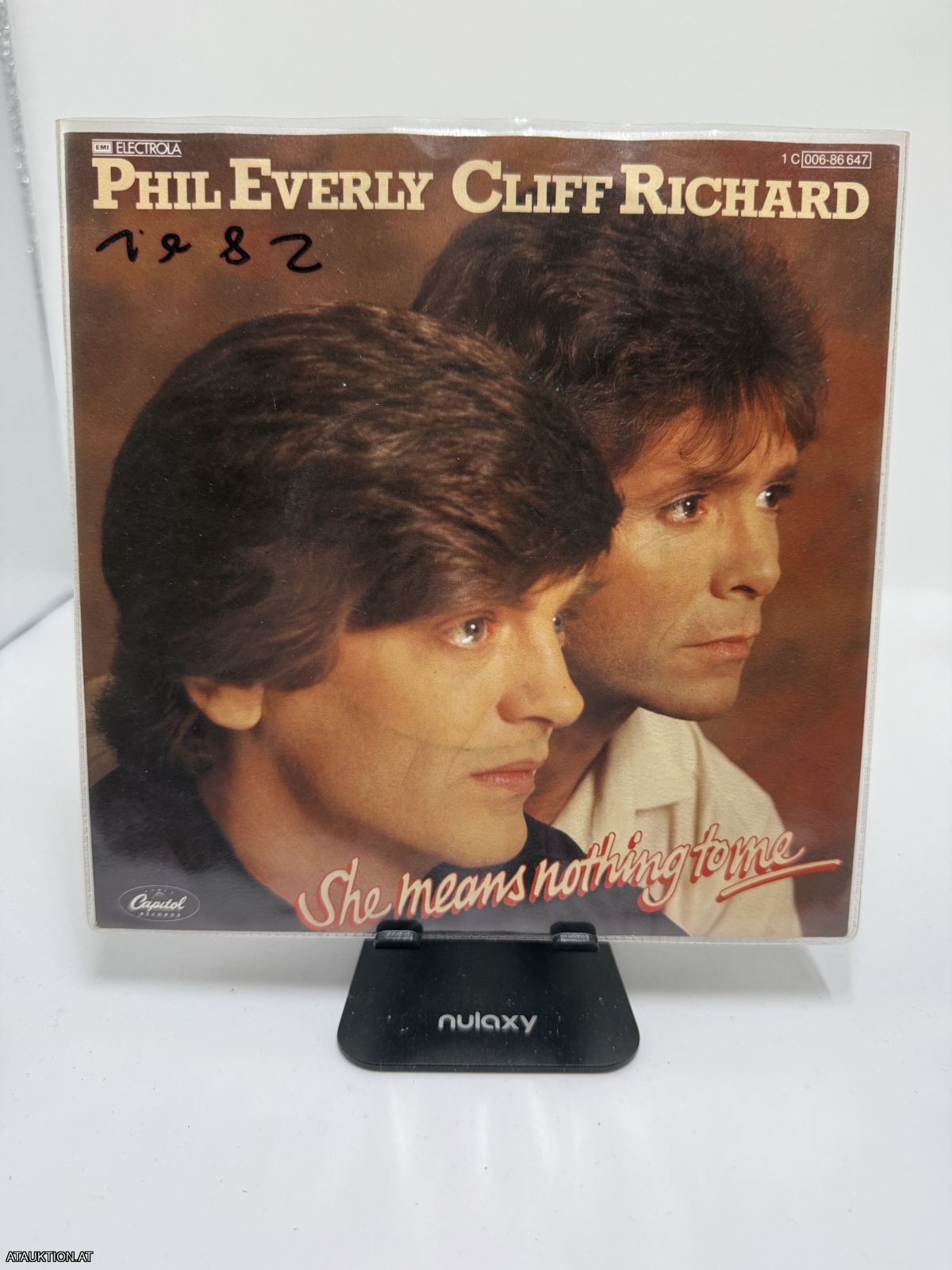 Single / Phil Everly & Cliff Richard – She Means Nothing To Me