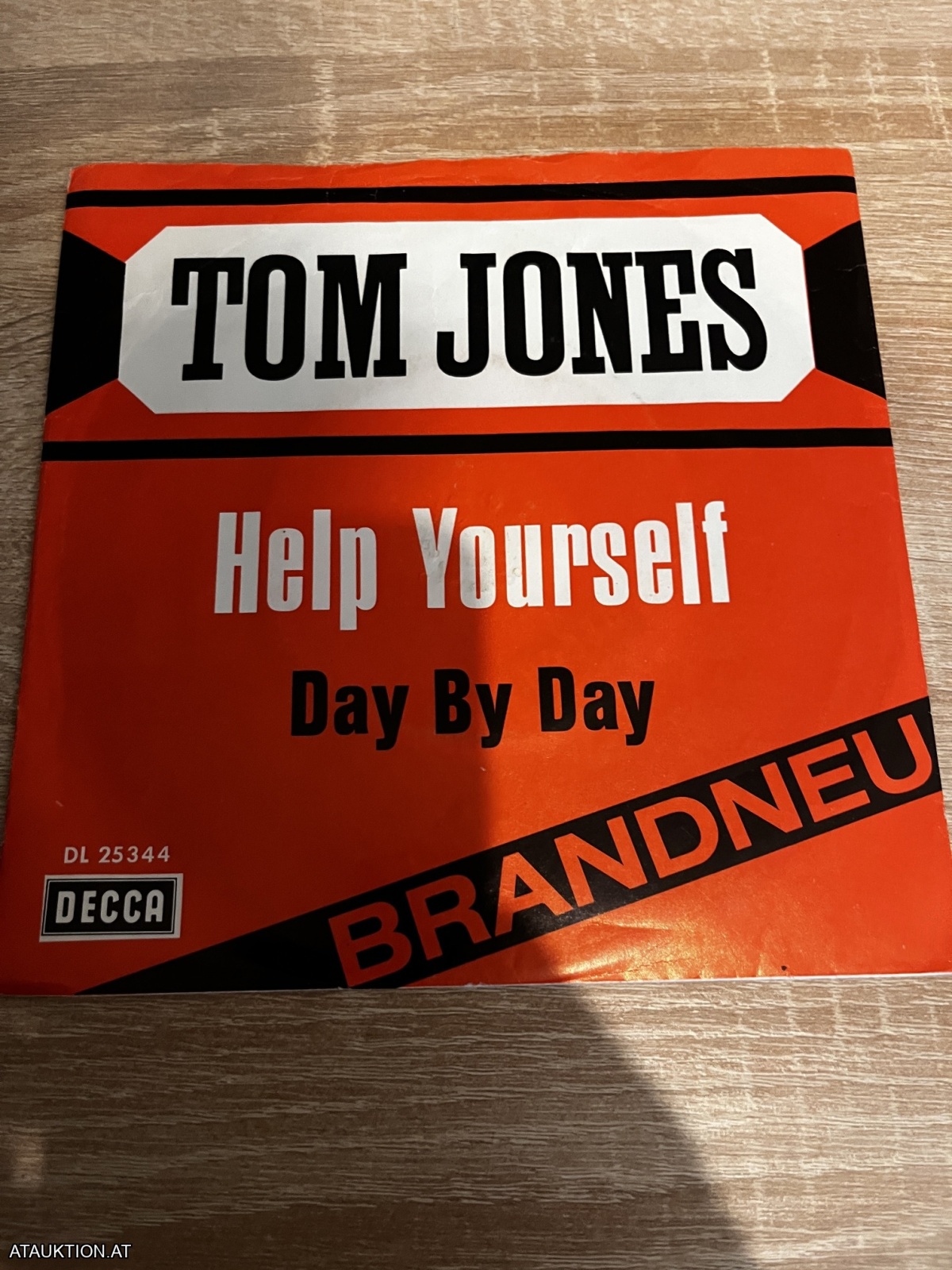 SINGLE / Tom Jones – Help Yourself