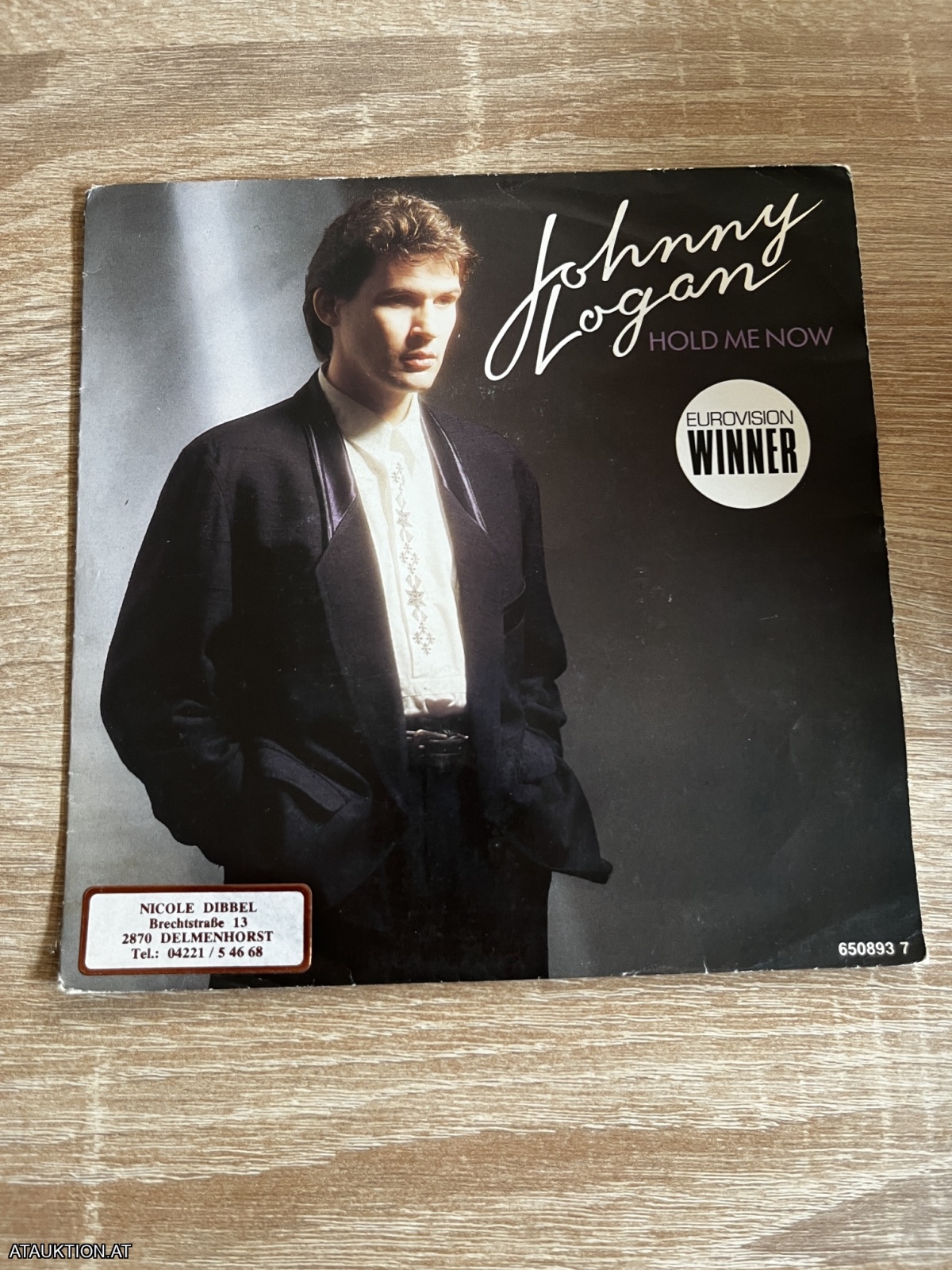 SINGLE / Johnny Logan – Hold Me Now