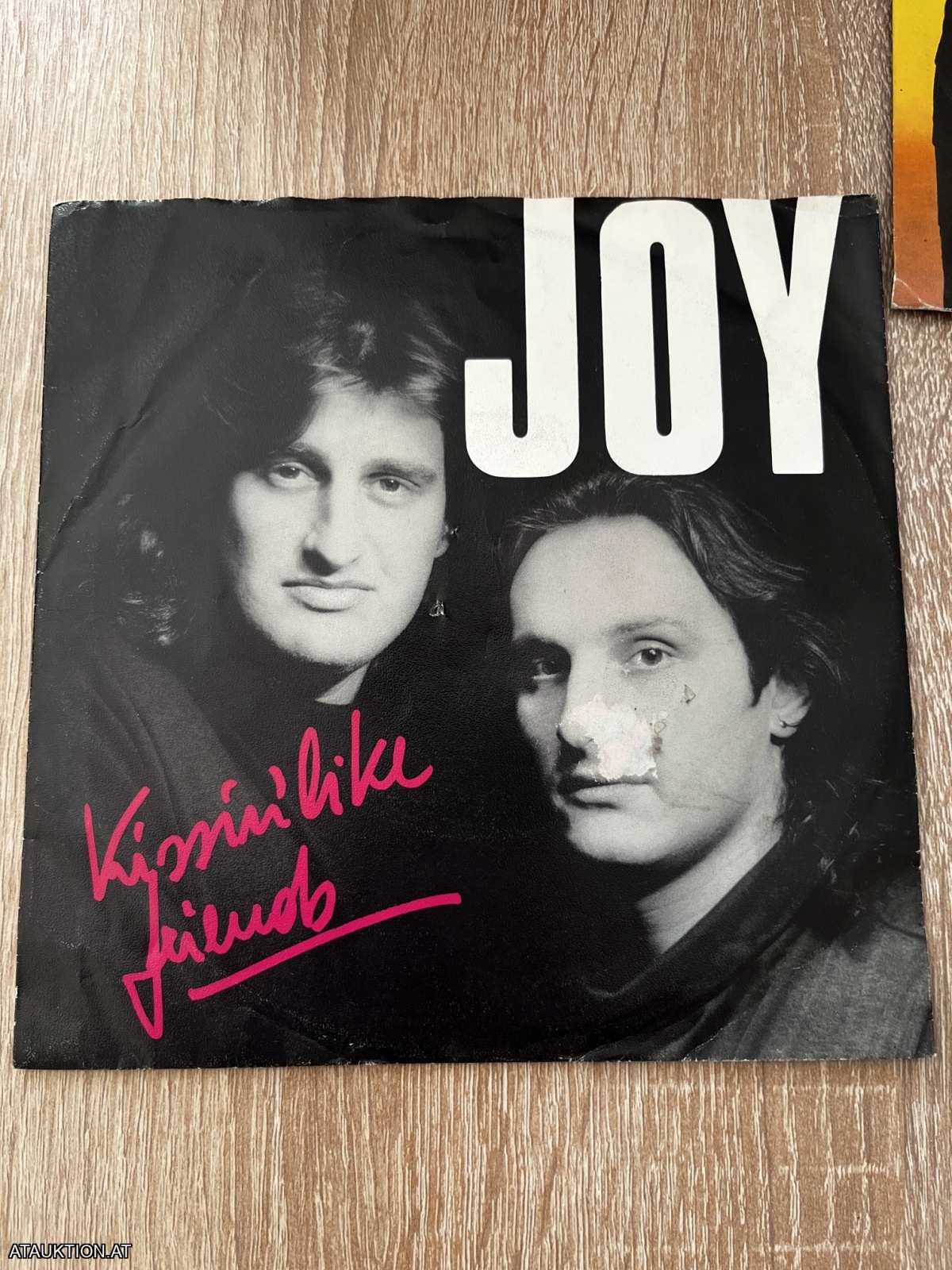 SINGLE / Joy – Kissin' Like Friends