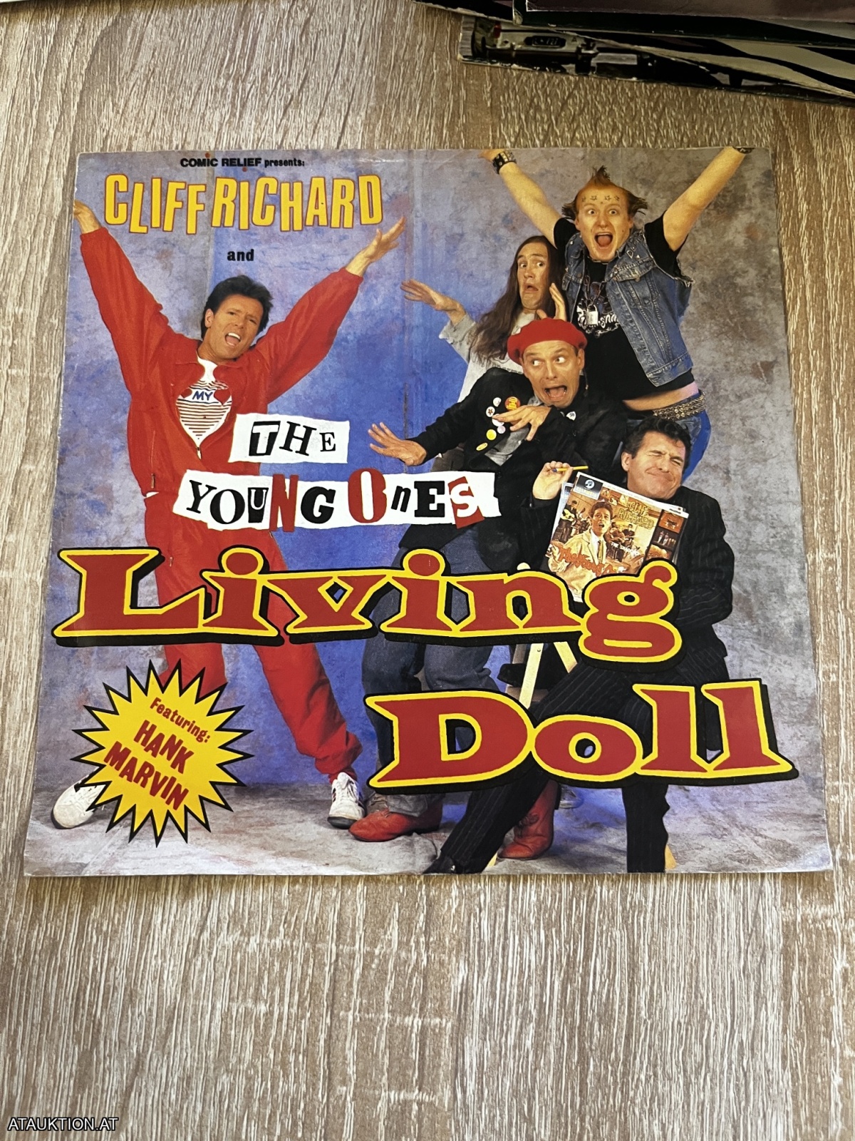 SINGLE / Cliff Richard And The Young Ones Featuring Hank Marvin – Living Doll