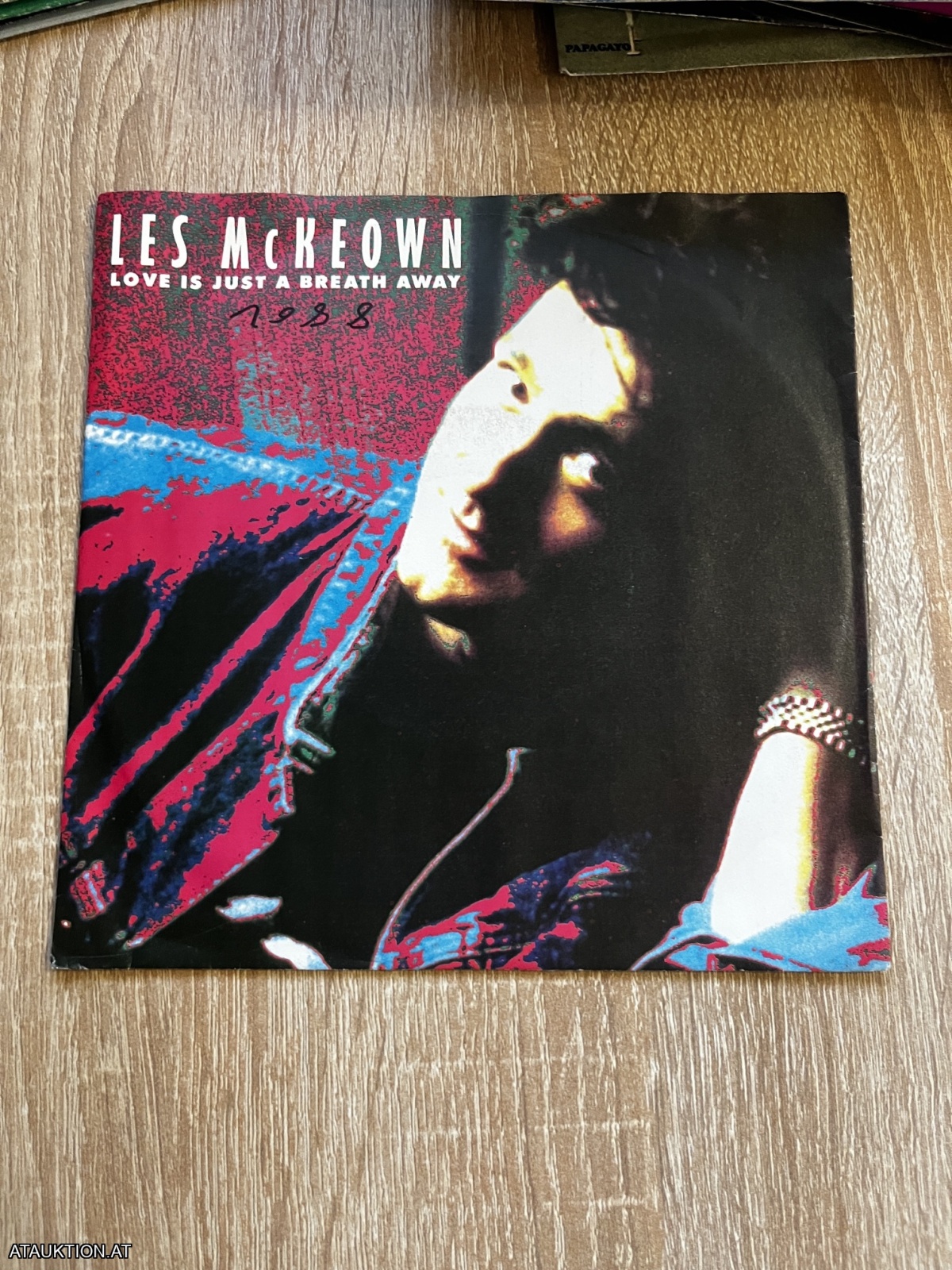 SINGLE / Les McKeown – Love Is Just A Breath Away