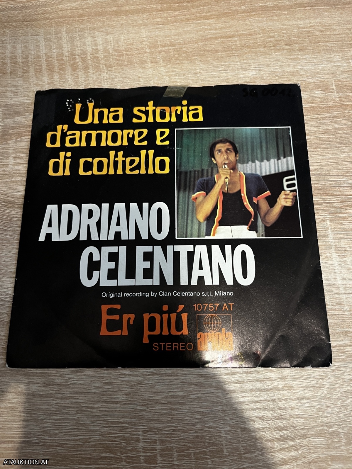 SINGLE / Adriano Celentano – Una Storia D'amore E Di Coltello / Er Piú