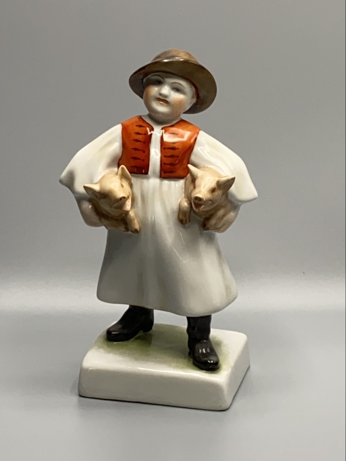 Alte Herend Porzellanfigur "Junger Bauer mit Ferkeln"