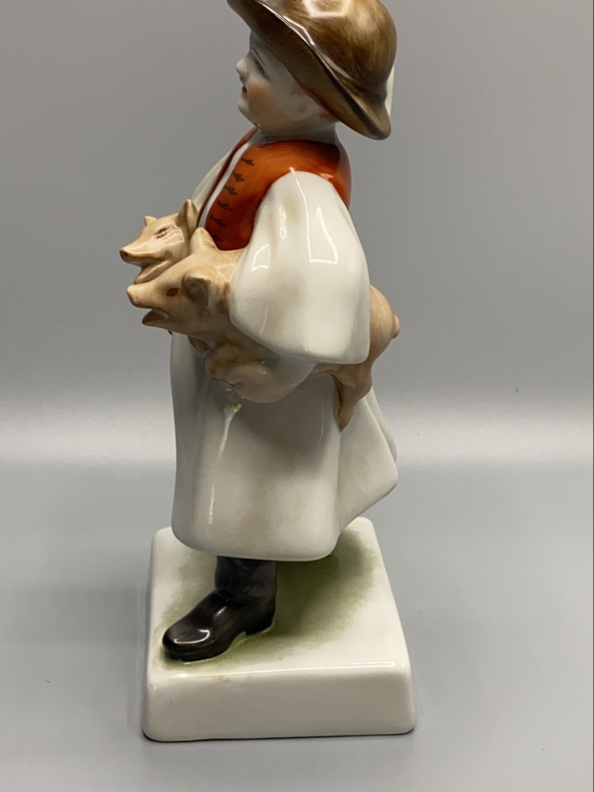 Alte Herend Porzellanfigur "Junger Bauer mit Ferkeln"