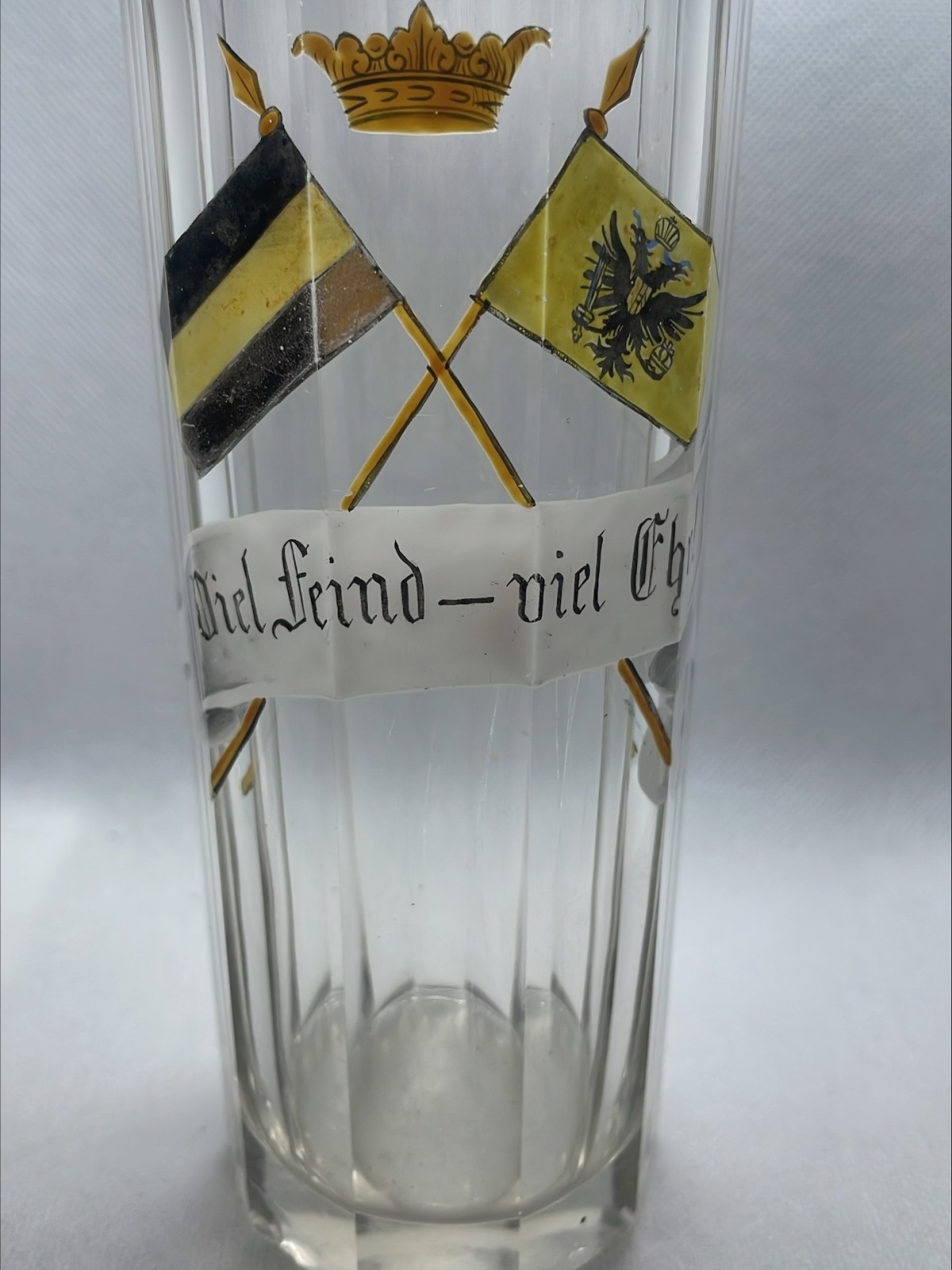 Antikes Glas mit Spruchband Viel Feind-viel Ehr!