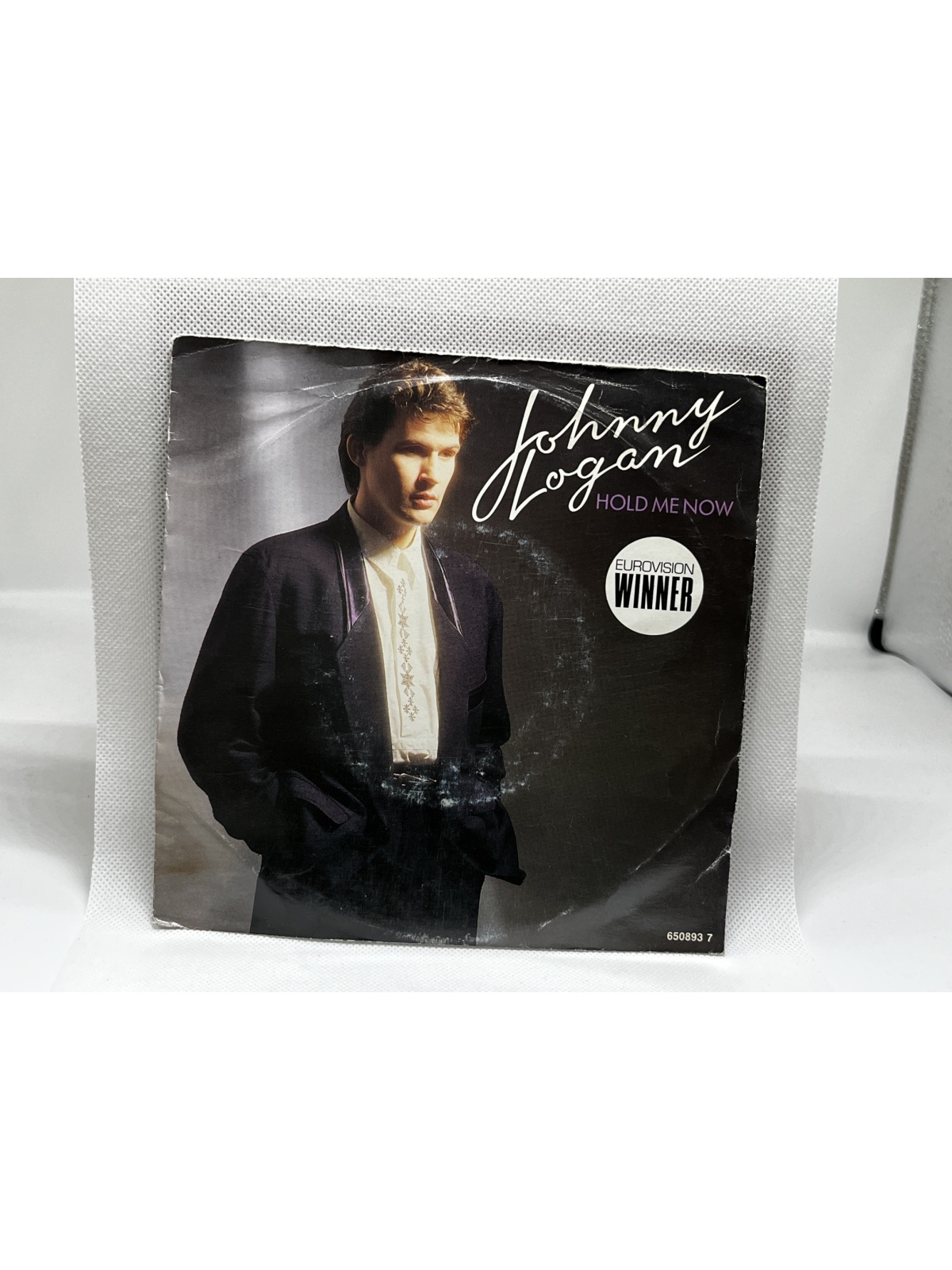 SINGLE / Johnny Logan – Hold Me Now