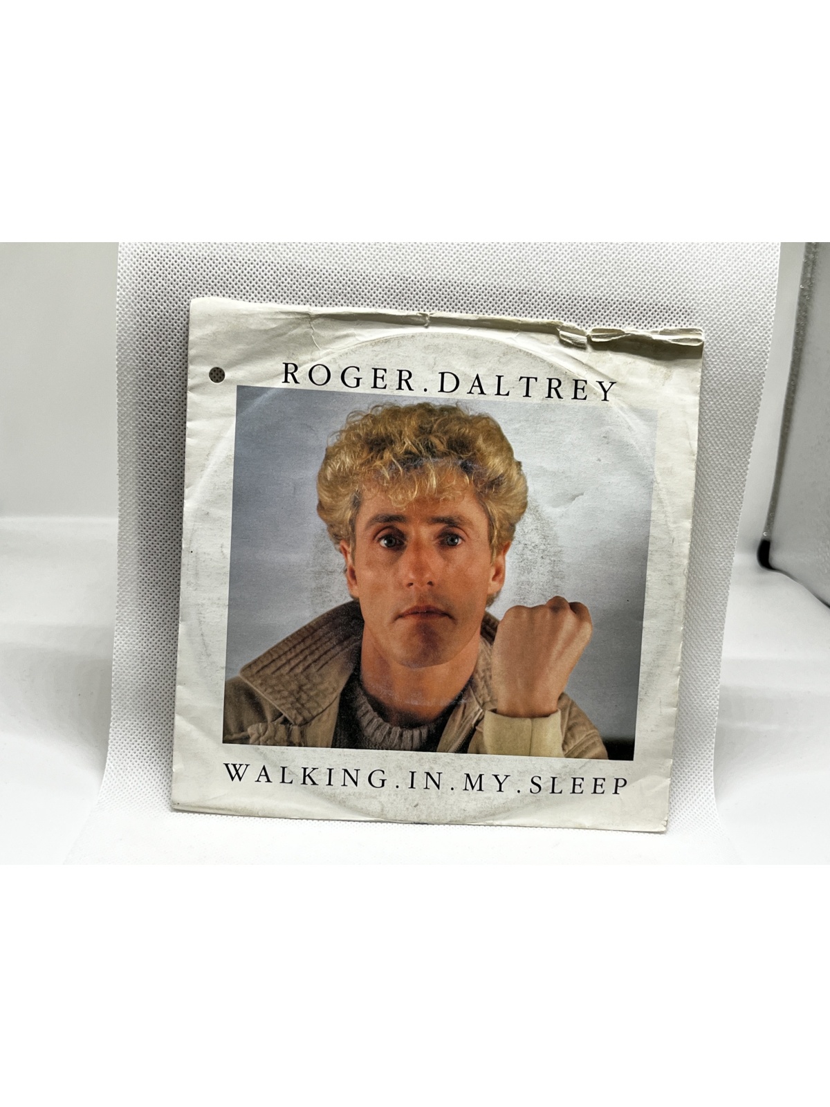 SINGLE / Roger Daltrey – Walking In My Sleep